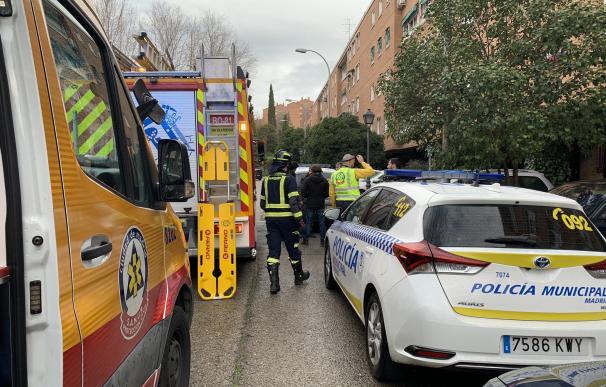 Bomberos del Ayuntamiento de Madrid con efectivos del Samur y Policía Municipal en el edificio del distrito de Tetuán en el que ha fallecido un trabajador de 56 años.