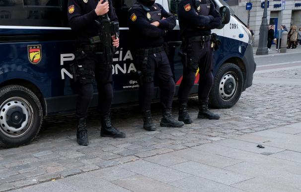 Tres agentes de Policía Nacional en la Plaza del Sol de Madrid, a 16 de diciembre de 2019.