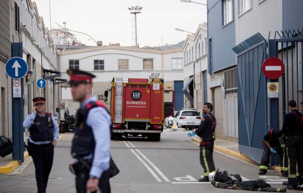 Varias dotaciones de bomberos acudieron a la zona del suceso en en el polígono de Montsolís de la Verneda. /EFE
