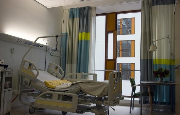 Fotografía de la cama de un hospital.
