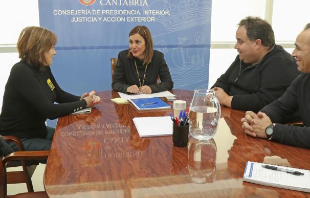 La consejera de Presidencia, Paula Fernández, y el alcalde de Castañeda, Santiago Mantecón