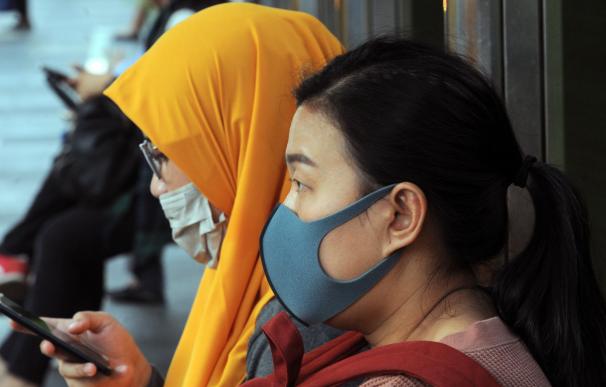 Mujeres con mascarilla en Yakarta