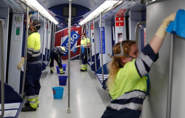 Trabajadores de Metro desinfectando los trenes