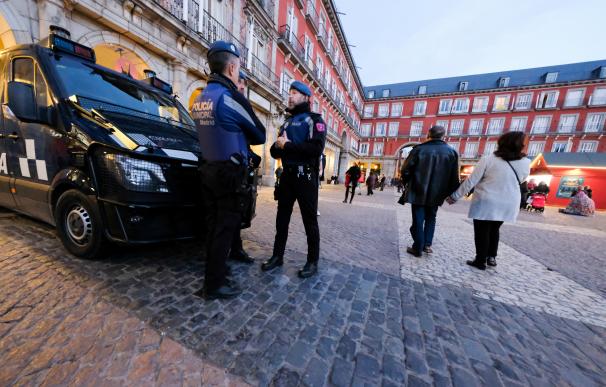 Dos agentes de la Policía Nacional, patrullan por la Plaza Mayor de Madrid, a 16 de diciembre de 2019.