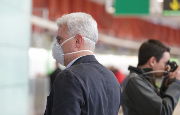 Imagen de un pasajero con mascarilla en el aeropuerto Adolfo Suarez-Madrid Barajas.