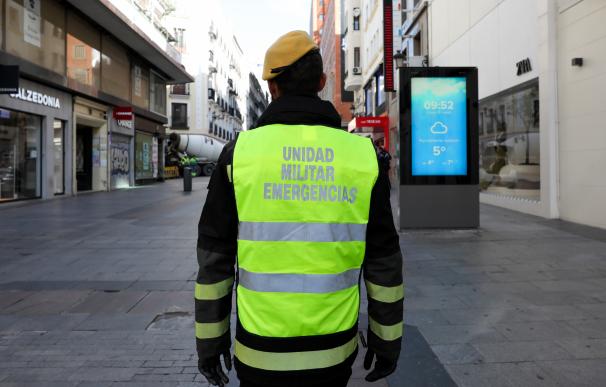 Un militar de UME pasea por el centro de la capital para controlar quién pasea tras la declaración de Estado de Alarma por coronavirus en el país, en Madrid (España), a 16 de marzo de 2020.