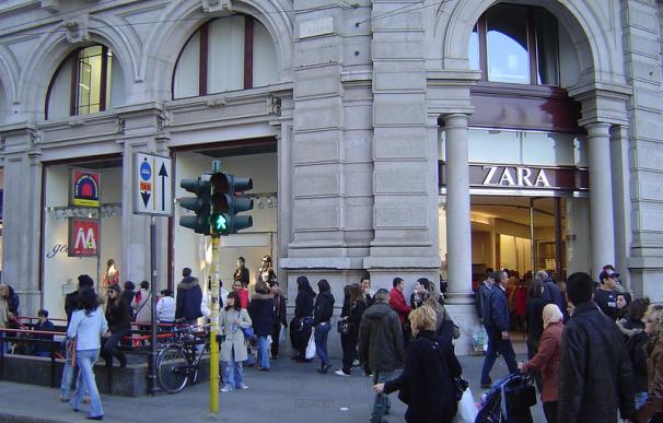Fotografía de una tienda de Zara en Milán. El comercio online de la firma de Inditex sigue activo durante la crisis del coronavirus.