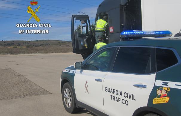La Guardia Civil Realizando Una Inspección Técnica A Un Camión.