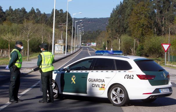 Efectivos de la Guardia Civil controlan la frontera de Goián con la localidad de Vila Nova de Cerveira. /EFE