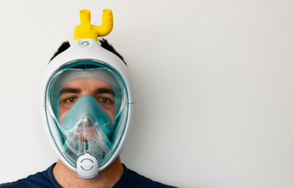 Fotografía de una máscara de buceo de Decathlon convertida en un respirador para luchar contra el coronavirus.