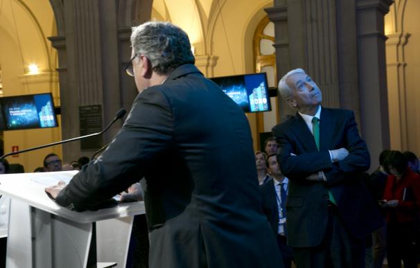 Javier Hernani, de espaldas, junto a Antonio Zoido.