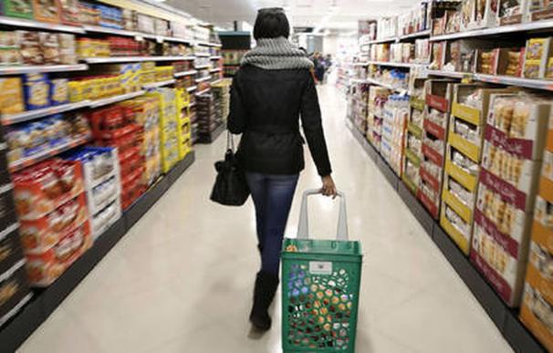 Una persona recorre un supermercado, un síntoma de la inflación / EFE
