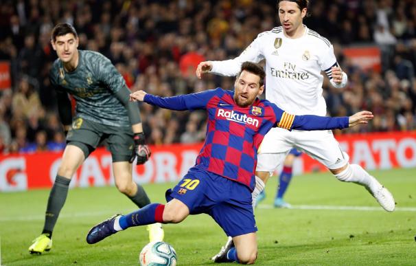 Los jugadores del Barcelona, Messi (c) y Ramos (d) ,del Real Madrid durante el encuentro correspondiente a la Liga jugado esta noche en el Camp Nou.