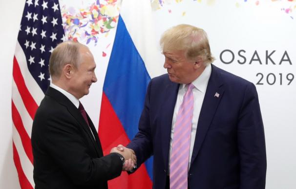 El presidente ruso, Vladimir Putin (i), se reúne con el presidente de os Estados Unidos, Donald Trump (d), en el marco de la cumbre de líderes del G20 que se celebra en Osaka, Japón, este viernes. Los gobernantes del G20 y líderes políticos invitados come