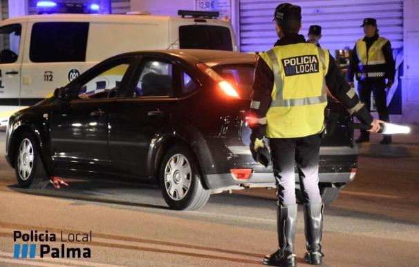 Agente de la Policía Local de Palma controlando el tráfico