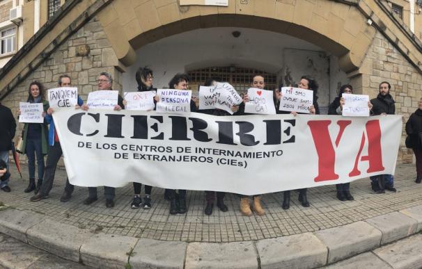 Imagen de archico de una manifestación de la Apdha y Algeciras Acoge en el CIE