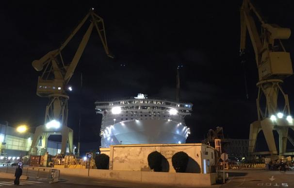 Un crucero en reparación en Navantia Cádiz