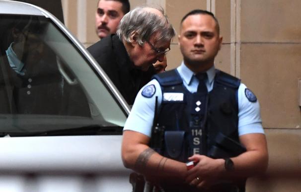 Imagen del cardenal australiano George Pell al llegar a su juicio.