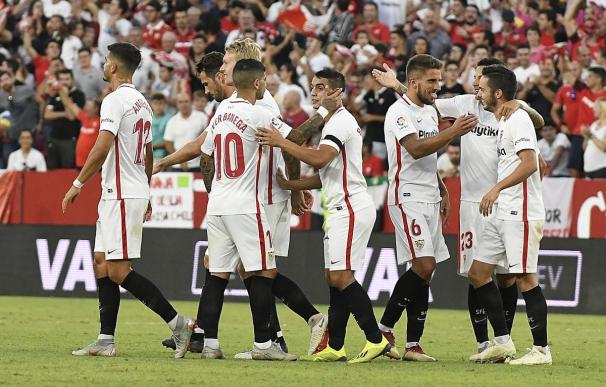 Los futbolistas del Sevilla FC celebran un gol