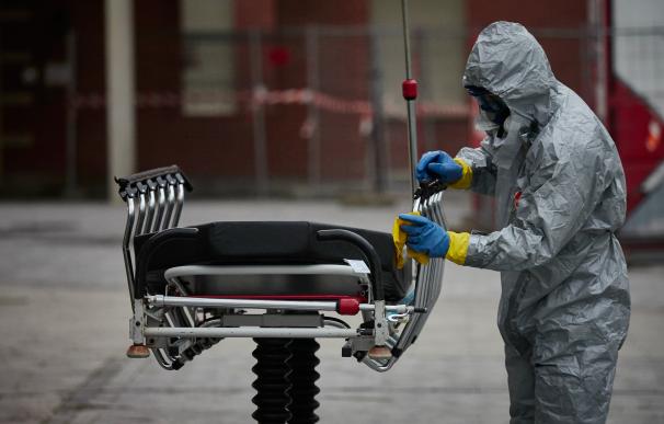 Un bombero de navarra desinfecta una camilla del Hospital de Navarra durante la cuarta semana de confinamiento por el Estado de Alarma decretado por el Gobierno de España con motivo del coronavirus, COVID-19.