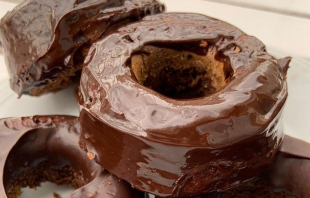 Fotografía de donuts sanos que triunfan en Instagram. Estos donuts o tienen azúcar, aceite ni mantequilla.