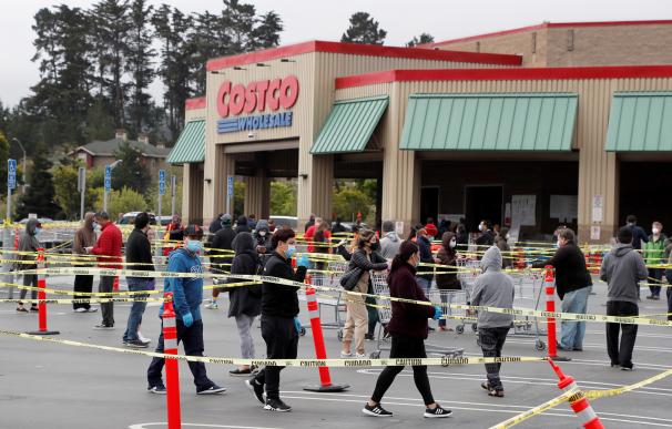 Consumidores esperan en la fila del estacionamiento para entrar a Costco Wholesale en el sur de San Francisco, California./EFE