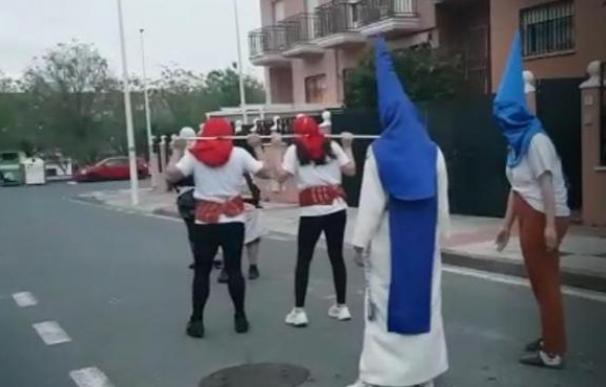 Sancionan a siete personas por simular una procesión en Mérida y a otras dos por grabarlo
