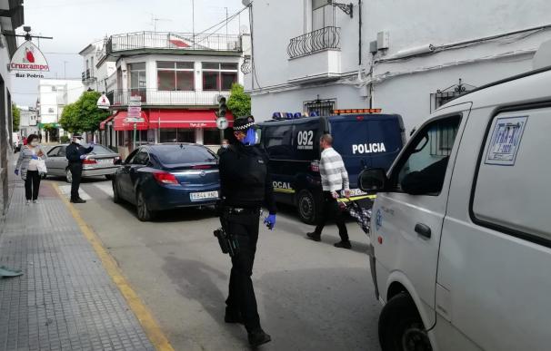 Un control de la Policía Local en el centro de Puerto Serrano, en Cádiz