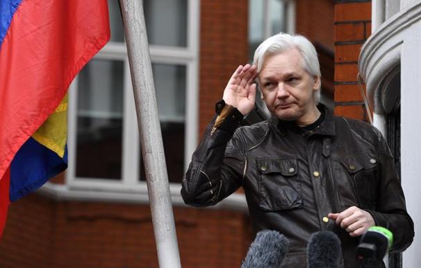 Foto de archivo del fundador de Wikileaks Julian Assange mientras atiende a la prensa desde un balcón de la Embajada de Ecuador en Londres (Reino Unido) el 19 de mayo de 2017. - EFE