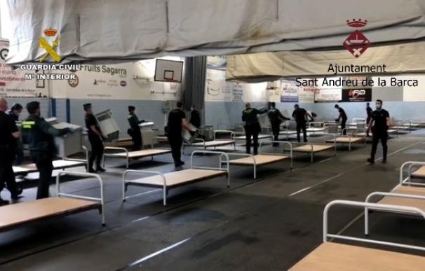 La Guardia Civil colabora en instalar un hospital de campaña en un polideportivo de Sant Andreu de la Barca (Barcelona)
