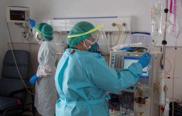 Sanitarios de la 5º planta del hospital de San Pedro de Logroño con el equipo de protección individual (EPIs)