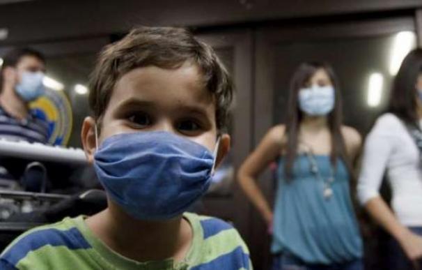 Un niño con mascarilla durante la alerta por coronavirus. /EFE