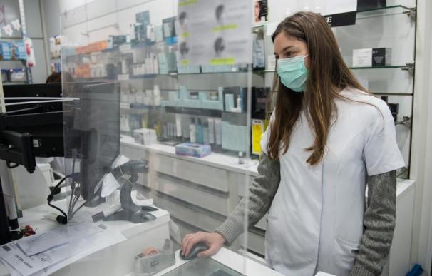 Una farmacéutica protegida con mascarilla en Madrid. /EP