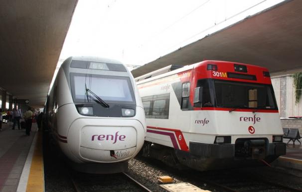 Fotografía de dos trenes de Renfe.