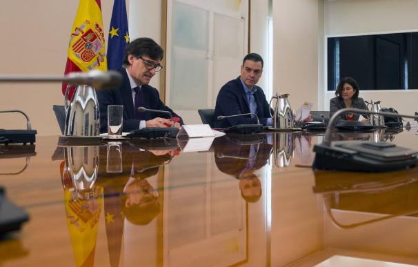 El presidente del Gobierno, Pedro Sánchez, y el ministro de Sanidad, Salvador Illa, en la reunión de este sábado