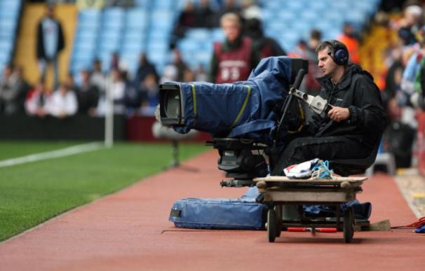 Un cámara de televisión, durante la retrasmisión de un partido de fútbol. (EFE)