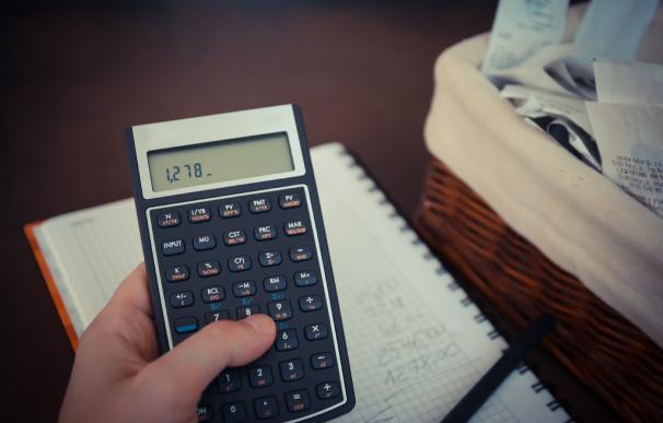 Fotografía de una calculadora haciendo cálculos para pagar el Impuesto de Sucesiones.