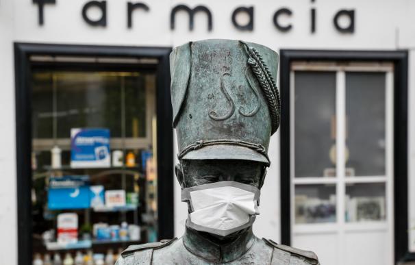 La escultura de un tamborrero luce una mascarilla de protección este jueves en la Parte Vieja de San Sebastián, durante la quinta semana de alerta sanitaria por el coronavirus Covid-19. EFE/Juan Herrero.
