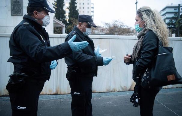 Policía Nacional reparte mascarillas Granada
