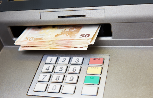 Fotografía de un cajero de un banco con billetes de euro. No todos los ahorros en un banco están seguros en una crisis económica.