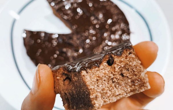Fotografía del bizcocho de chocolate sano que se hace al microondas.