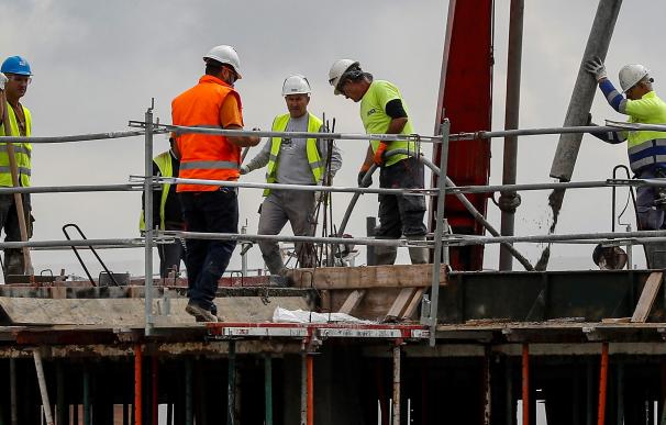 Unos obreros de la construcción reanudan su trabajo en la localidad sevillana de Bormujos. /EFE