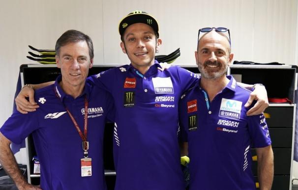Valentino Rossi y LIn Jarvis firman la renovacion del piloto