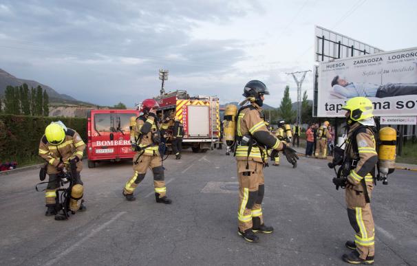Un incendio en una fábrica de cloro en Sabiñánigo obliga a confinar a la población. / EFE