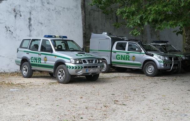 Fotografía de dos coches de la Guardia Nacional Republicana de Portugal.