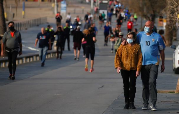 Varios ciudadanos dan un paseo o hacen ejercicio por el Paseo Marítimo de Barcelona, este sábado