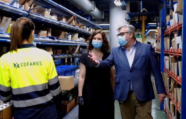 La presidenta de la Comunidad de Madrid, Isabel Díaz Ayuso (c), visita este miércoles las instalaciones de los almacenes de la distribuidora de medicamentos Cofares, en Móstoles. /EFE/ D.Sinova/Comunidad de Madrid/