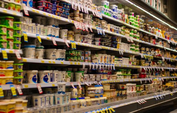 Lineal de yogures de supermercado