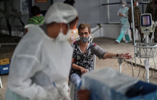 Fotografía del 6 de mayo de 2020 de una mujer a la que le midebn la presión en una unidad médica, en Río de Janeiro (Brasil). /EFE/ Antonio Lacerda