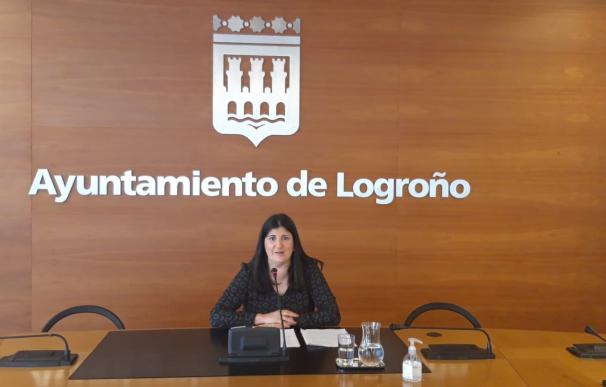 La concejala y presidenta de las Juntas de Distrito, Eva Loza, en comparecencia de prensa